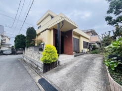 セカンドカーや来客時にも便利なカースペース3台分ございます。
