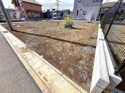 南道路に面しており日中もたくさんの陽が入ります。風通りや周辺環境など実際に現地にてご確認ください。
