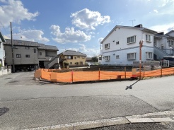 戸建てが立ち並ぶ静かな住宅街。四季折々の移り変わりを感じながら自然と楽しみ、暮らす、そんな毎日を日々の中で感じられる住環境
