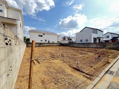戸建てが立ち並ぶ静かな住宅街。四季折々の移り変わりを感じながら自然と楽しみ、暮らす、そんな毎日を日々の中で感じられる住環境
