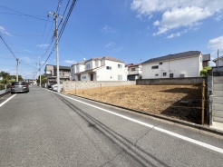 1号地 6m幅員の道路に面しておりお車の運転が苦手な方でも安心して出入りいただけます。
