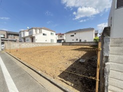 1号地 澄み渡る青空の下、広がる大地に描く未来。穏やかな風が吹き抜ける、静かで伸びやかな空間が、あなたの新しい物語を優しく包み込みます
