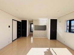 大きな開口部から明るい光が差し込むリビング。日中の室内の明るさがこの部屋の魅力です。
