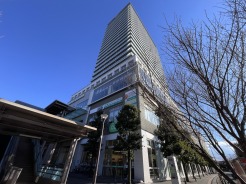 東村山駅の高架工事を眼下に眺める、広がる空と、空に向かって伸びる建築のコントラストが印象的です


