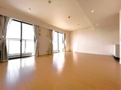 家族や友人、両親、親戚とこれから沢山の時間を紡ぐのだろう。そこを彩るのは窓から見える青い空、心地よい緑。そんなイメージが膨らむリビングスペース。
