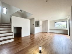 夕食の時間。家族、友人、両親、親戚との会話がより料理を美味しくしてくれる。あっという間に時間が過ぎてしまう居心地の良さは、普段はほっとする空間としてここにあります。
