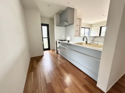 家族団欒のリビング。陽光差し込む食卓には家族の会話とスマイルが溢れます。いつまでもここで食卓を囲みたくなる、そう感じさせてくれるスペース。
