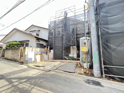 新しい住まいが形作られていく過程を感じられる、落ち着いた住宅街の一角に位置する物件です
