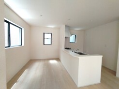 家族や友人、両親、親戚とこれから沢山の時間を紡ぐのだろう。そこを彩るのは窓から見える青い空、心地よい緑。そんなイメージが膨らむリビングスペース。
