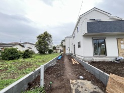 通りから入ったプライベート空間で落ち着いた雰囲気でお住いになる。敷地部分でお子様の遊ぶスペースや駐車スペースに活用できます。