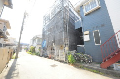 南道路に面しており日中もたくさんの陽が入ります。風通りや周辺環境など実際に現地にてご確認ください。
