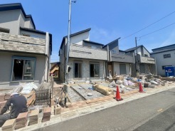 前面道路は広く、駐車がしやすいです。駐車スペース2台分ございます。

