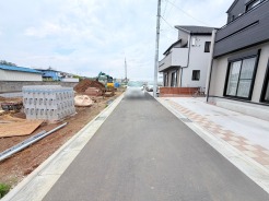 戸建てが立ち並ぶ静かな住宅街。四季折々の移り変わりを感じながら自然と楽しみ、暮らす、そんな毎日を日々の中で感じられる住環境
