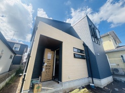 1号棟 戸建てが立ち並ぶ静かな住宅街。四季折々の移り変わりを感じながら自然と楽しみ、暮らす、そんな毎日を日々の中で感じられる住環境
