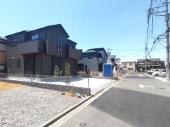 6m幅員の道路に面しておりお車の運転が苦手な方でも安心して出入りいただけます。
