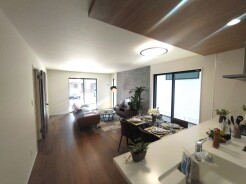 家族団欒のリビング。陽光差し込む食卓には家族の会話とスマイルが溢れます。いつまでもここで食卓を囲みたくなる、そう感じさせてくれるスペース。
