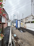 通りから入ったプライベート空間で落ち着いた雰囲気でお住いになる。敷地部分でお子様の遊ぶスペースや駐車スペースに活用できます。
