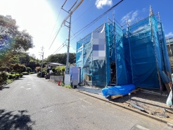 1号棟 南道路に面しており日中もたくさんの陽が入ります。風通りや周辺環境など実際に現地にてご確認ください。
