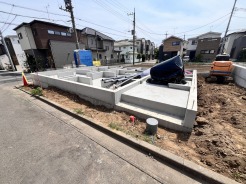 前面道路は広く、駐車がしやすいです。駐車スペース2台分ございます。
