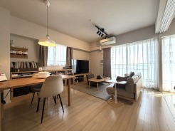 家族団欒のリビング。陽光差し込む食卓には家族の会話とスマイルが溢れます。いつまでもここで食卓を囲みたくなる、そう感じさせてくれるスペース。
