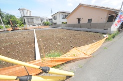 南道路に面しており日中もたくさんの陽が入ります。風通りや周辺環境など実際に現地にてご確認ください。