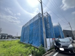 戸建てならではのお庭スペース。BBQやガーデニング、お子様のプールなど、、、、様々な楽しみ方ができるプライベート空間。ご家族皆さままで思いっきりお楽しみください。