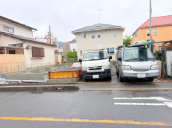 前面道路は広く、駐車がしやすいです。駐車スペース2台分ございます。