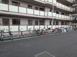 余裕のある敷地なので自転車の出し入れが楽です