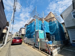 戸建てが立ち並ぶ静かな住宅街。四季折々の移り変わりを感じながら自然と楽しみ、暮らす、そんな毎日を日々の中で感じられる住環境
