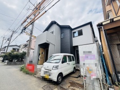 セカンドカーや来客時にも便利なカースペース2台分ございます。
