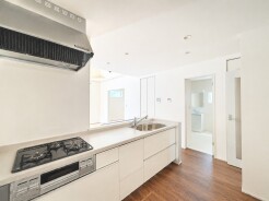 家族が一番集まる場所だから広々としつつも素敵な空間であって欲しい。皆がくつろぐリビングからキッチンまでが一つに繋がる空間。
