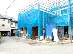 2号棟 戸建てが立ち並ぶ静かな住宅街。四季折々の移り変わりを感じながら自然と楽しみ、暮らす、そんな毎日を日々の中で感じられる住環境
