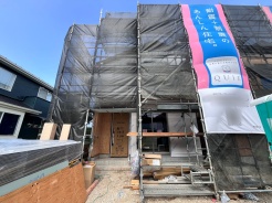 1号棟 お客様をお迎えする玄関、お家の出入りもスムーズに行えます。
