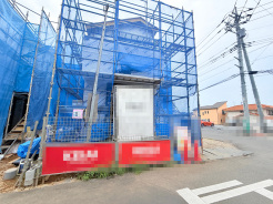 セカンドカーや来客時にも便利なカースペース3台分ございます。