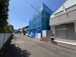 戸建てが立ち並ぶ静かな住宅街。四季折々の移り変わりを感じながら自然と楽しみ、暮らす、そんな毎日を日々の中で感じられる住環境