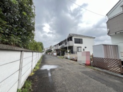 戸建てが立ち並ぶ静かな住宅街。四季折々の移り変わりを感じながら自然と楽しみ、暮らす、そんな毎日を日々の中で感じられる住環境
