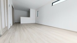 家族団欒のリビング。陽光差し込む食卓には家族の会話とスマイルが溢れます。いつまでもここで食卓を囲みたくなる、そう感じさせてくれるスペース。