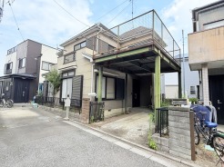 カースペースは1台駐車できます。車庫の出し入れのしやすさなど、実際に現地にてご確認ください。
リフォーム工事は2026年9月完成予定