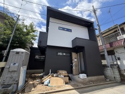 戸建てが立ち並ぶ静かな住宅街。四季折々の移り変わりを感じながら自然と楽しみ、暮らす、そんな毎日を日々の中で感じられる住環境
