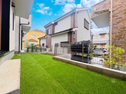 戸建てならではのお庭スペース。BBQやガーデニング、お子様のプールなど、、、、様々な楽しみ方ができるプライベート空間。ご家族皆さままで思いっきりお楽しみください。
