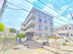 緑豊かで閑静な環境に佇む、管理体制良好マンション。