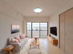 【洋室／約６．３帖】
現状空室につき、いつでもご内見が可能です。まずはお気軽にお問い合わせください。
※家具はＣＧ合成によるものです。