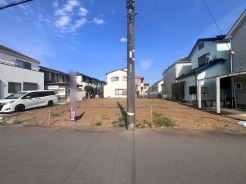 戸建てが立ち並ぶ静かな住宅街。四季折々の移り変わりを感じながら自然と楽しみ、暮らす、そんな毎日を日々の中で感じられる住環境