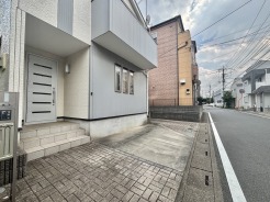 カースペースは1台駐車できます。車庫の出し入れのしやすさなど、実際に現地にてご確認ください。
