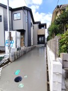 1号棟 通りから入ったプライベート空間で落ち着いた雰囲気でお住いになる。敷地部分でお子様の遊ぶスペースや駐車スペースに活用できます。
