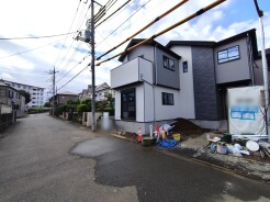 1号棟 6m幅員の道路に面しておりお車の運転が苦手な方でも安心して出入りいただけます。
