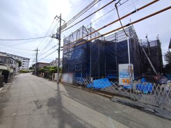 1号棟 6m幅員の道路に面しておりお車の運転が苦手な方でも安心して出入りいただけます。
