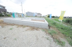 前面道路は通り抜けができないため、交通量が少なく静かな住環境です。
