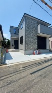 戸建てが立ち並ぶ静かな住宅街。四季折々の移り変わりを感じながら自然と楽しみ、暮らす、そんな毎日を日々の中で感じられる住環境
