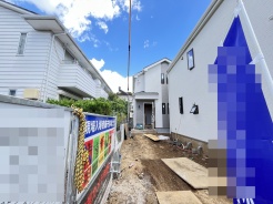通りから入ったプライベート空間で落ち着いた雰囲気でお住いになる。敷地部分でお子様の遊ぶスペースや駐車スペースに活用できます。